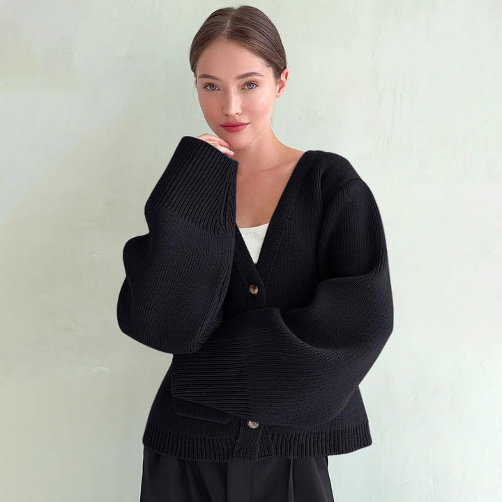 Cardigan pour femmes avec un col en V profond et de grandes poches Chic & Stil