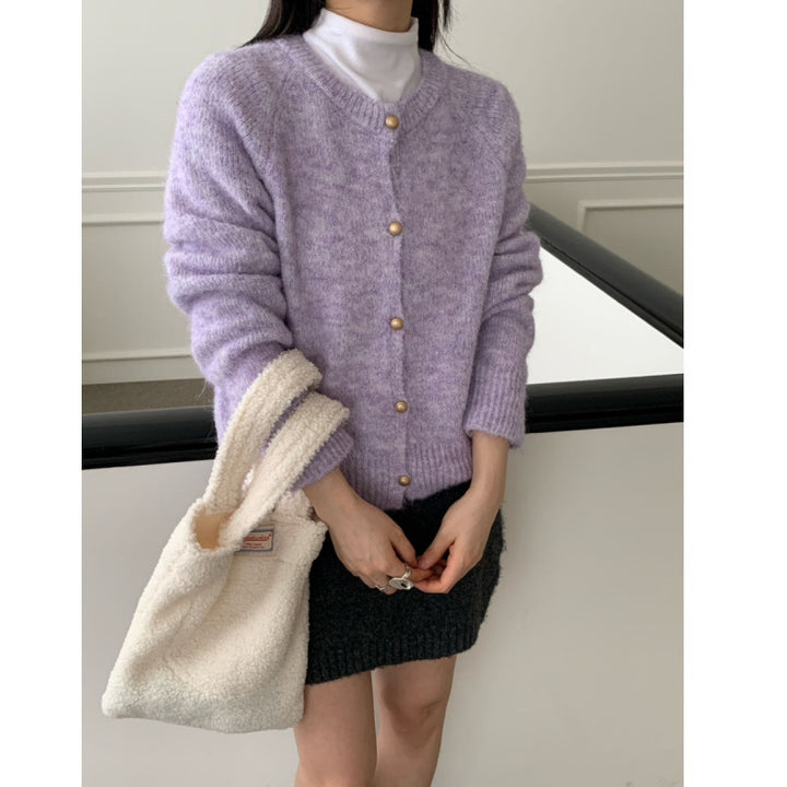 Cardigan en tricot moelleux pour femmes avec un col rond confortable et de vrais boutons Chic & Stil