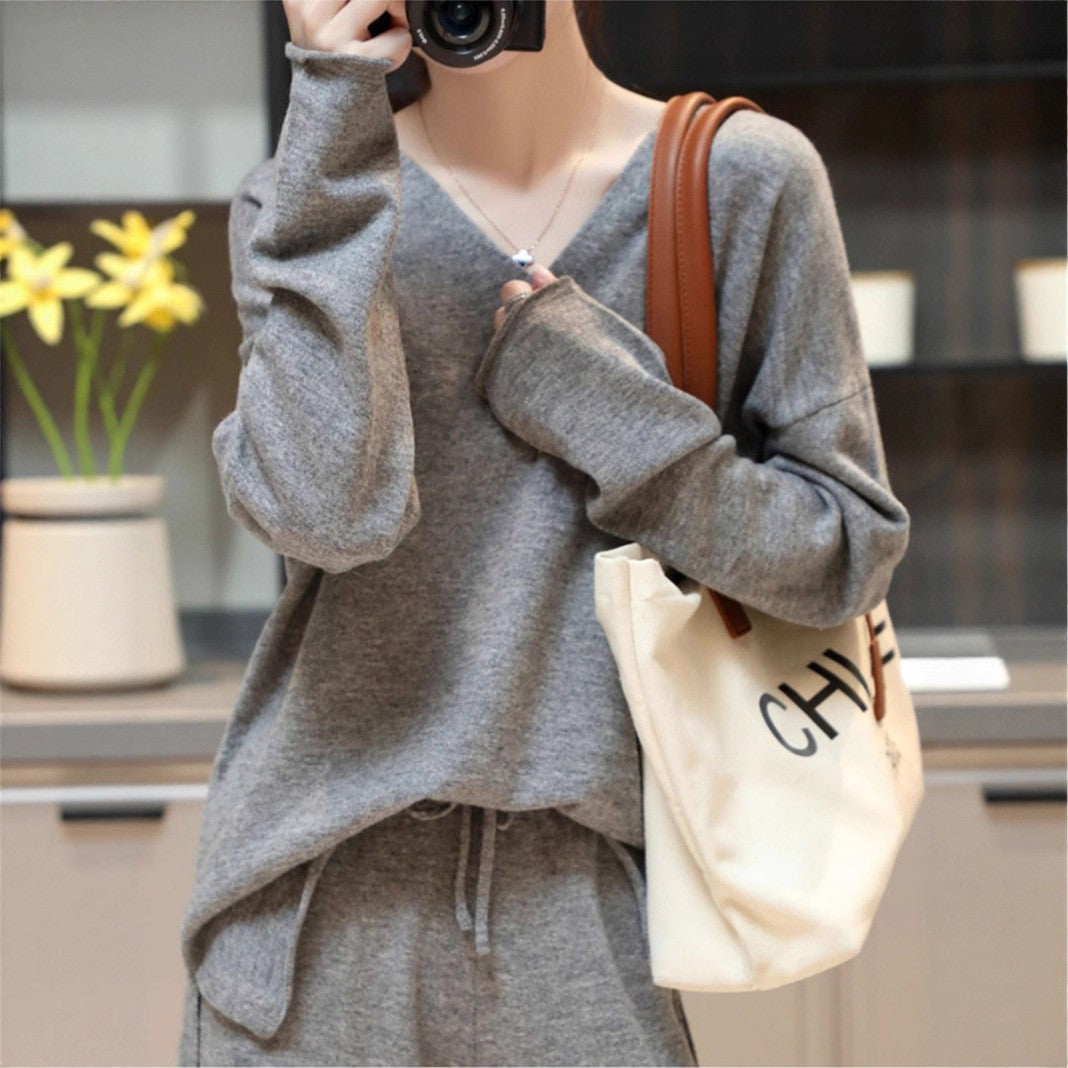 Pullover femme à col en V en matériau doux et coupe décontractée Chic & Stil