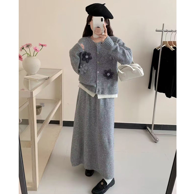 Cardigan pour femmes avec des appliqués floraux et jupe maxi Chic & Stil
