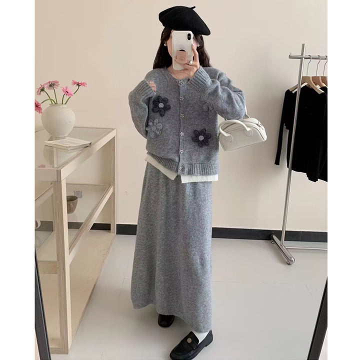 Cardigan pour femmes avec des appliqués floraux et jupe maxi Chic & Stil