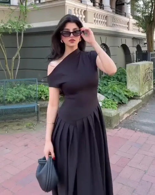 Ladies Elegant Maxi Dress with Asymmetrical One Shoulder Neckline and Chic Flowing Skirt