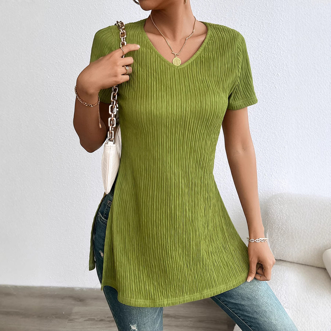 Fine knit top for women with an elegant V-neck and a flattering cut for the Chic & Stil silhouette
