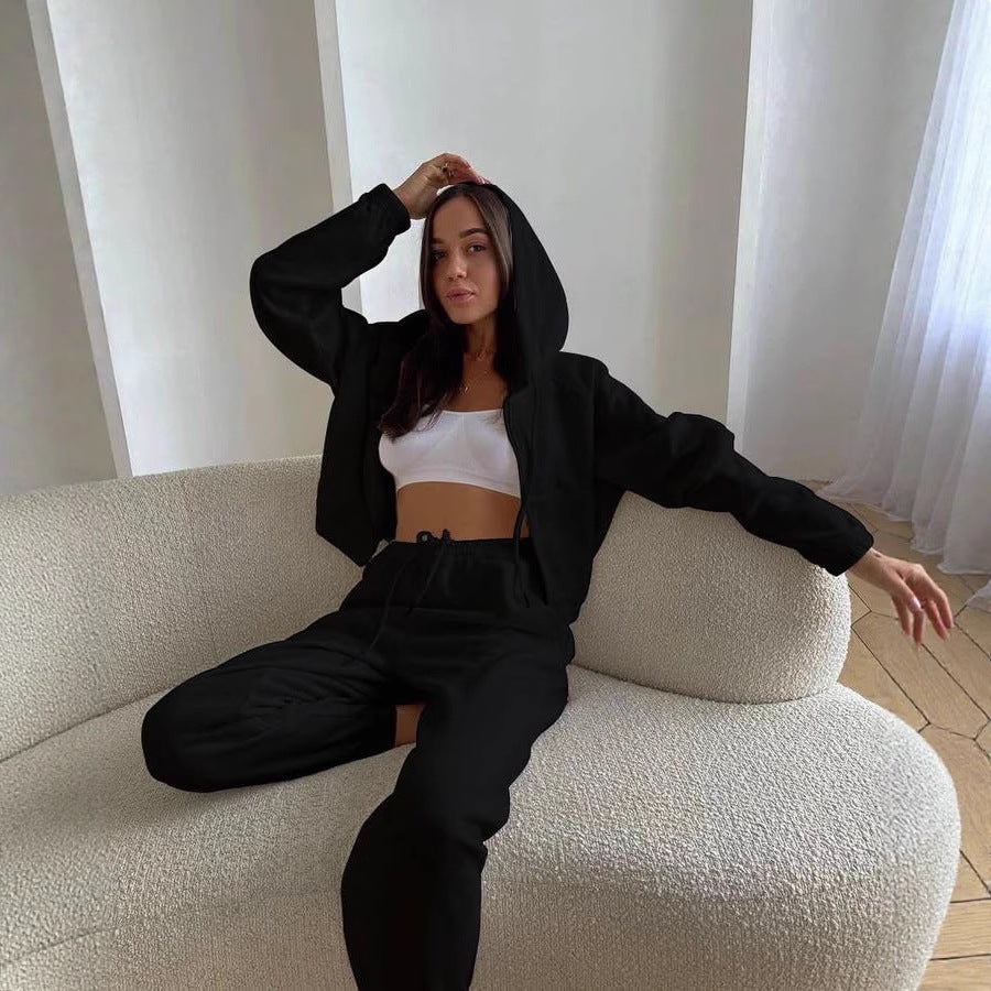 Women's sporty hoodie set with cropped top and comfortable joggers Chic & Stil