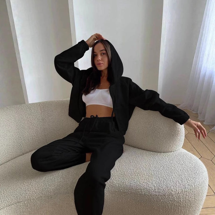 Women's sporty hoodie set with cropped top and comfortable joggers Chic & Stil