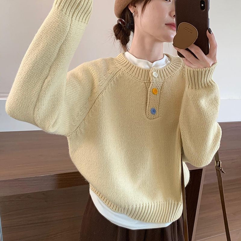 Pull confortable pour femmes avec des détails de boutons colorés et un matériau doux Chic & Stil