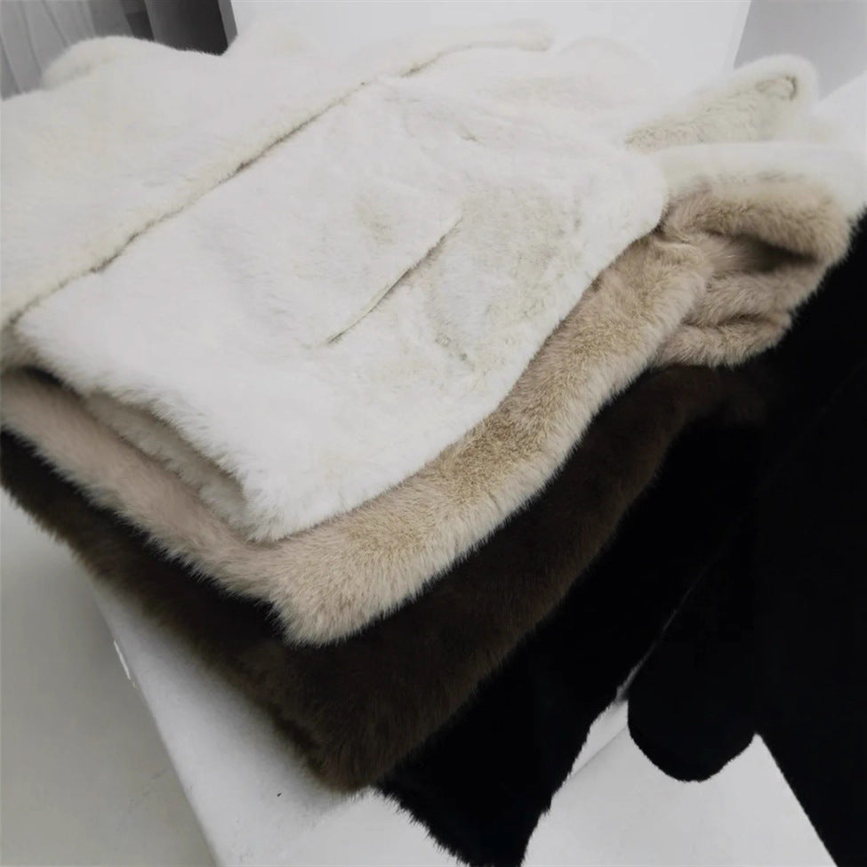 Fleece jacket for women with stand-up collar and side pockets with openings.