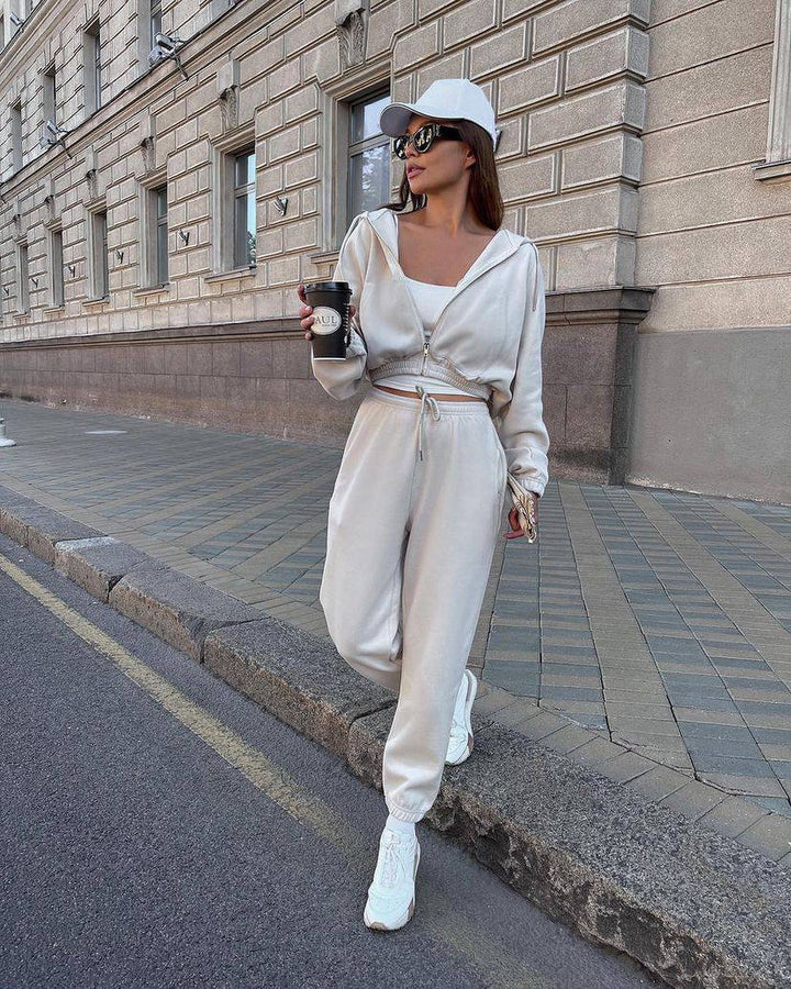 Women's sporty hoodie set with cropped top and comfortable joggers Chic & Stil