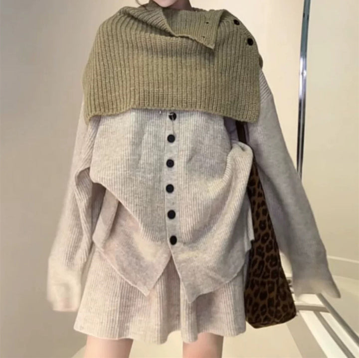 Ensemble tricot féminin avec des couches de pull contrastantes et une élégante patte de boutonnage Chic & Stil