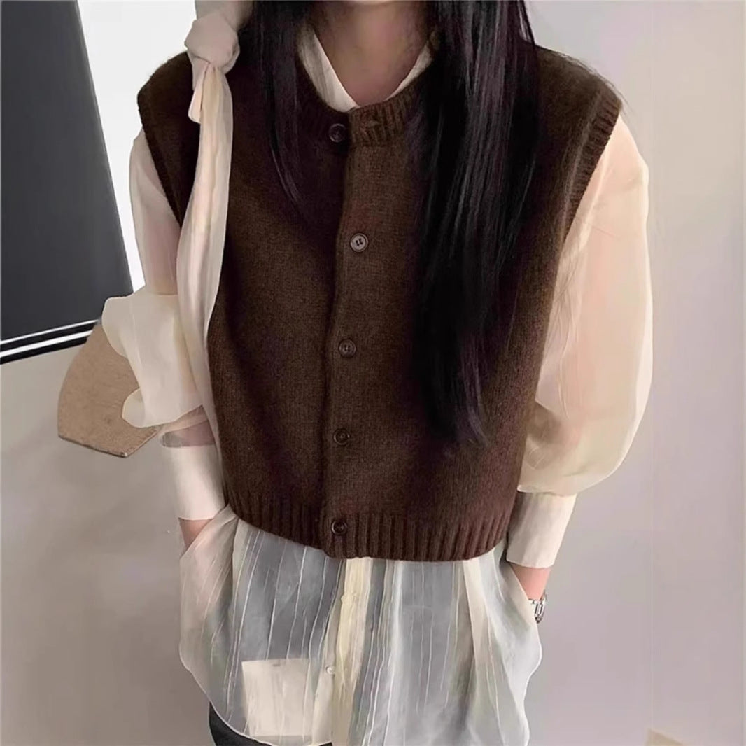 Gilet tricoté pour femmes avec détail de bouton et coupe moderne Chic & Stil