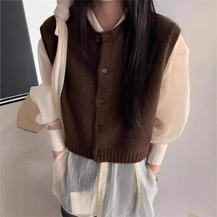 Gilet tricoté pour femmes avec détail de bouton et coupe moderne Chic & Stil