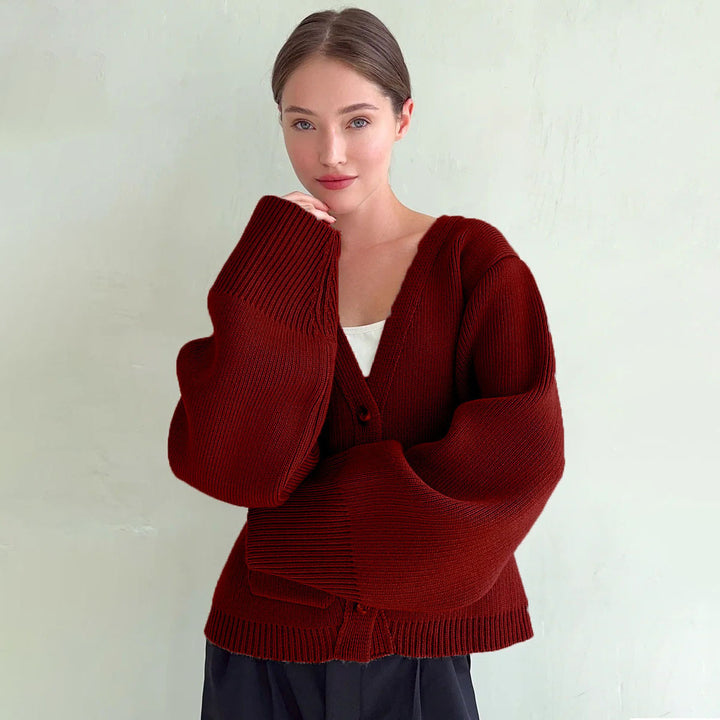Cardigan pour femmes avec un col en V profond et de grandes poches Chic & Stil