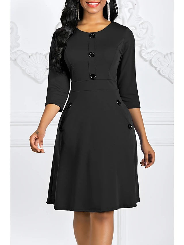 Robe élégante de dames, longueur genou, avec des boutons décoratifs et des manches 3/4 Chic & Stil