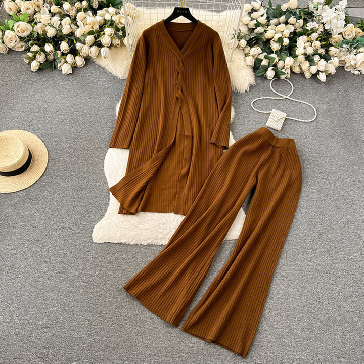 Elegant women's knitted set with V-neck and wide leg Lune London