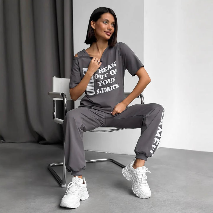 Women's sporty lounge suit with stylish cut-out sleeves and statement print Chic & Stil