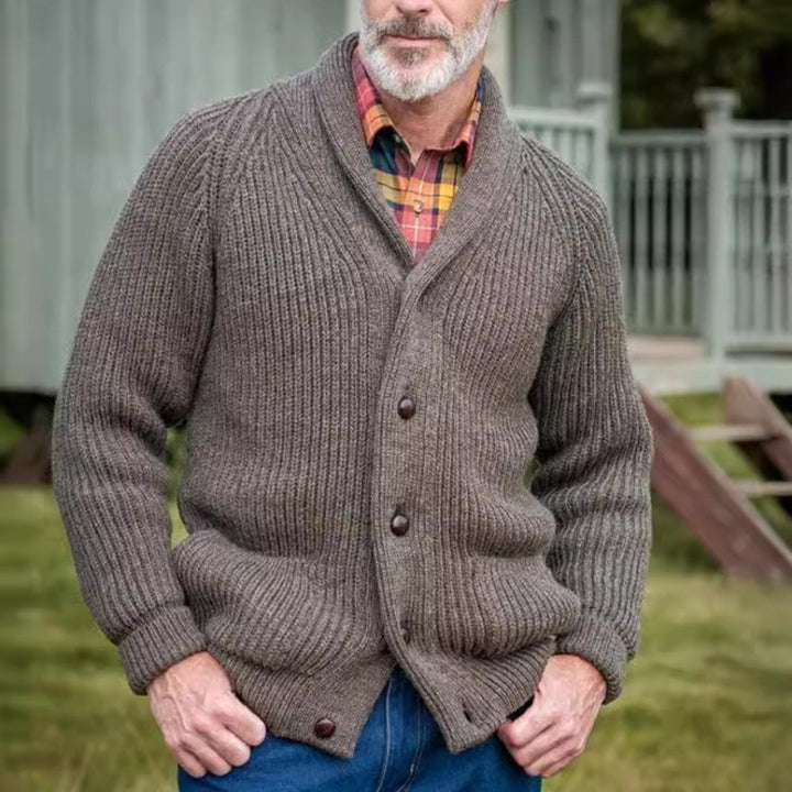 Thick knitted men's cardigan with practical pockets and modern V-neck Lune London