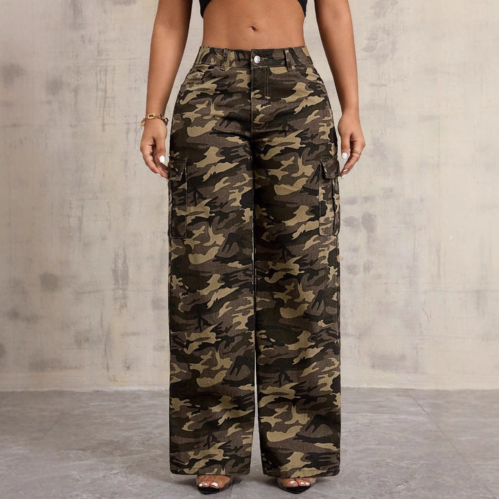 Pantalons cargo femmes dans un design camouflage décontracté avec poches latérales et jambes larges Chic & Stil