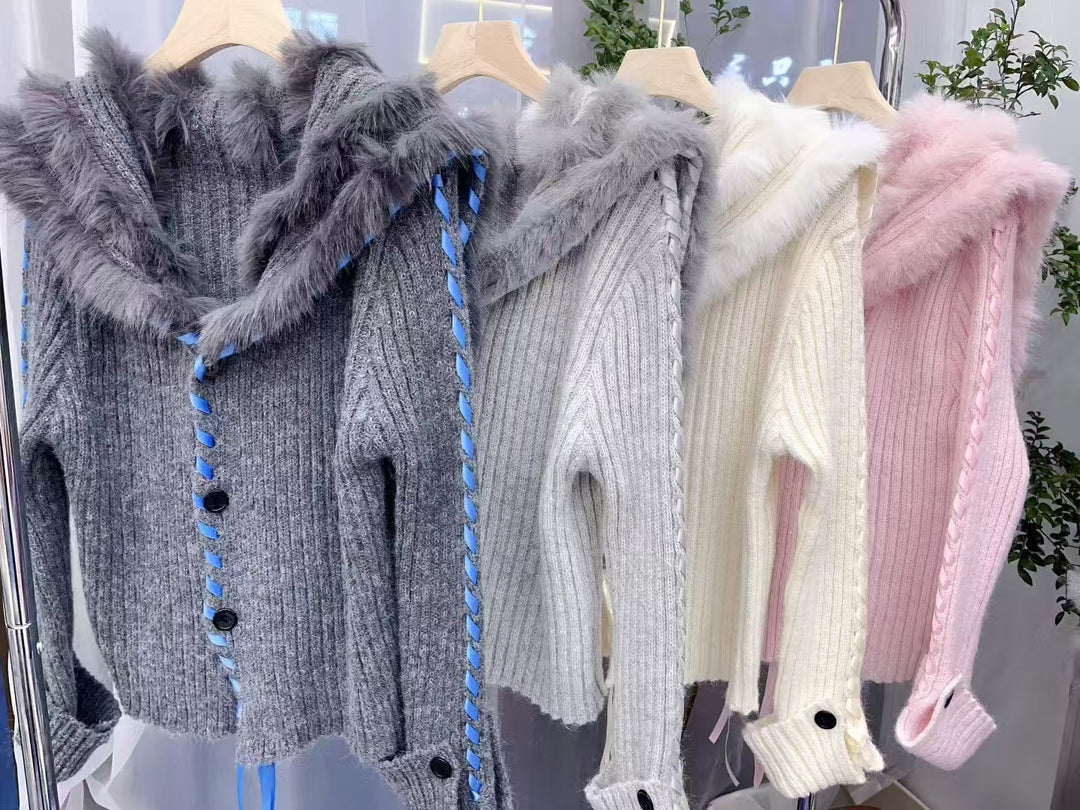 Cardigan pour femmes avec capuche et fausse fourrure décorative Chic & Stil