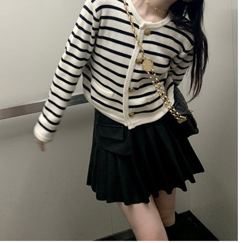 Cardigan pour femmes avec boutons élégants et motif rayé Chic & Stil