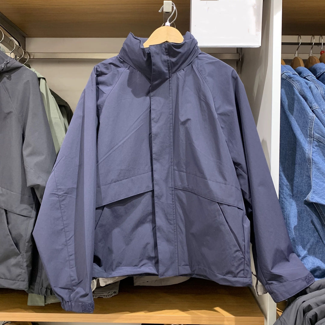 Veste d'extérieur pour femmes avec capuche réglable et caractéristiques respirantes Chic & Stil