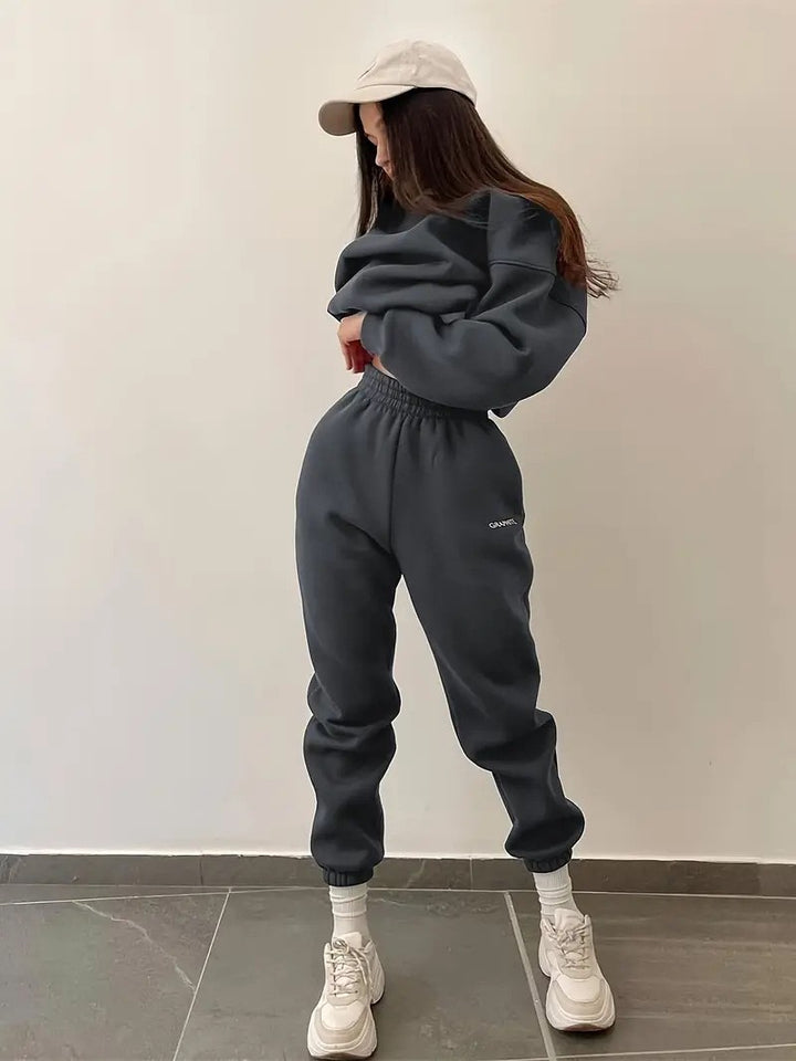 Women's tracksuit with soft inner lining and elastic fit Chic & Stil