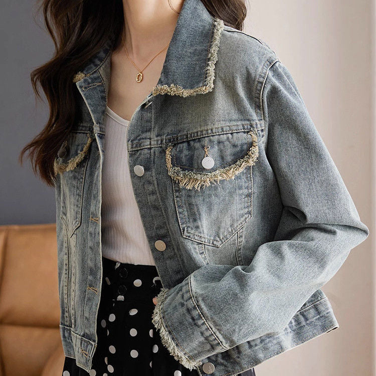Veste en denim décontractée pour femmes avec des franges élégantes et des détails de boutons décoratifs Chic & Stil
