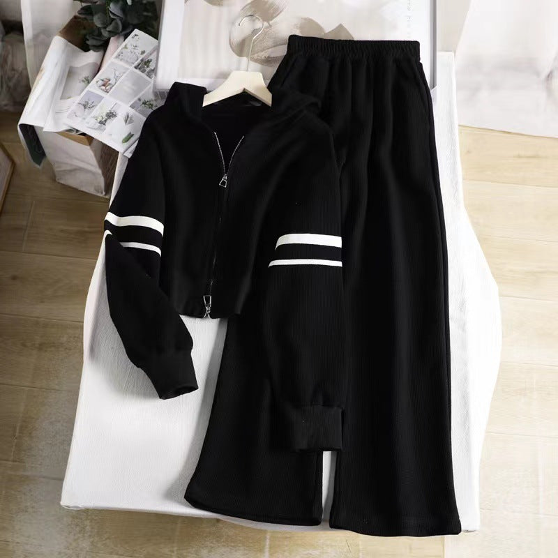 Women’s leisure hoodie and wide-cut jogging pants combination with practical zipper Chic & Stil