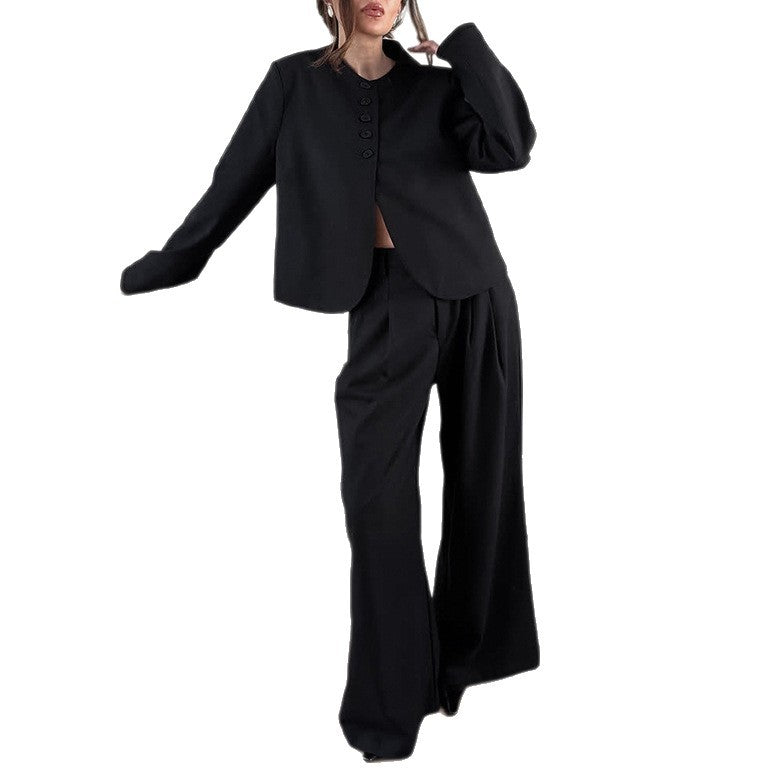 Elegant blazer-pants set for women with a loose fit and lower button closure Lune London