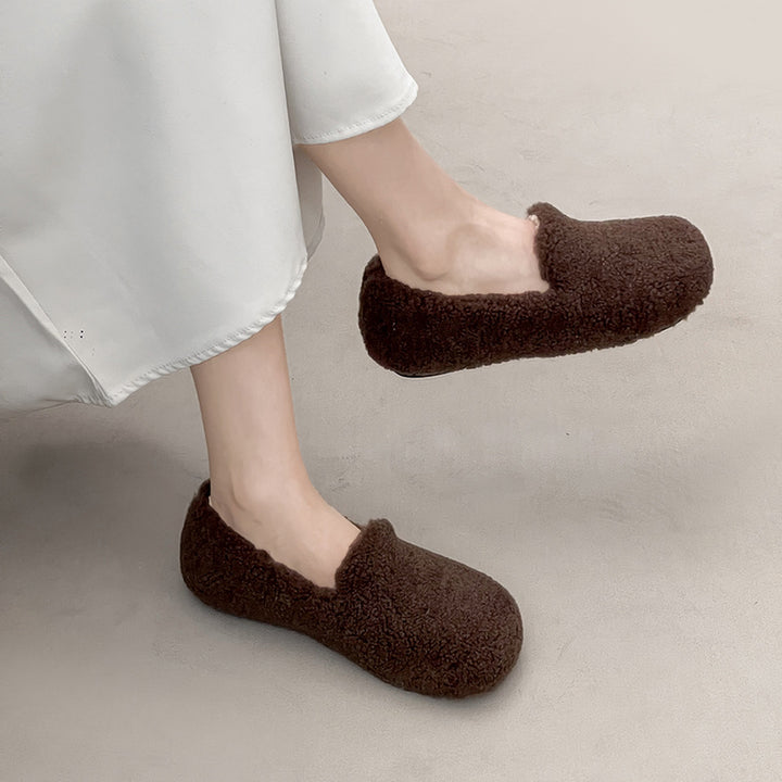 Women cozy slippers made of high-quality plush material Lune London
