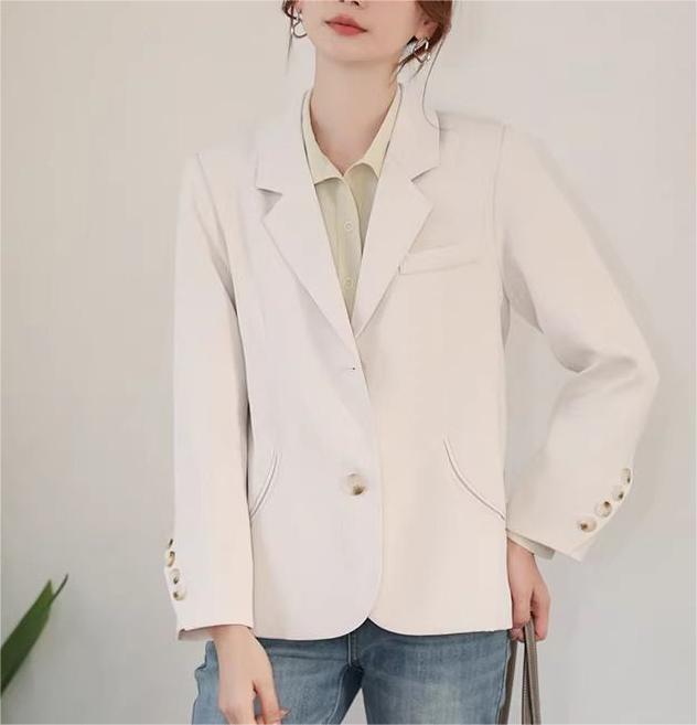 Blazer élégant pour femmes avec de fins détails de boutons et une silhouette cintrée Chic & Stil