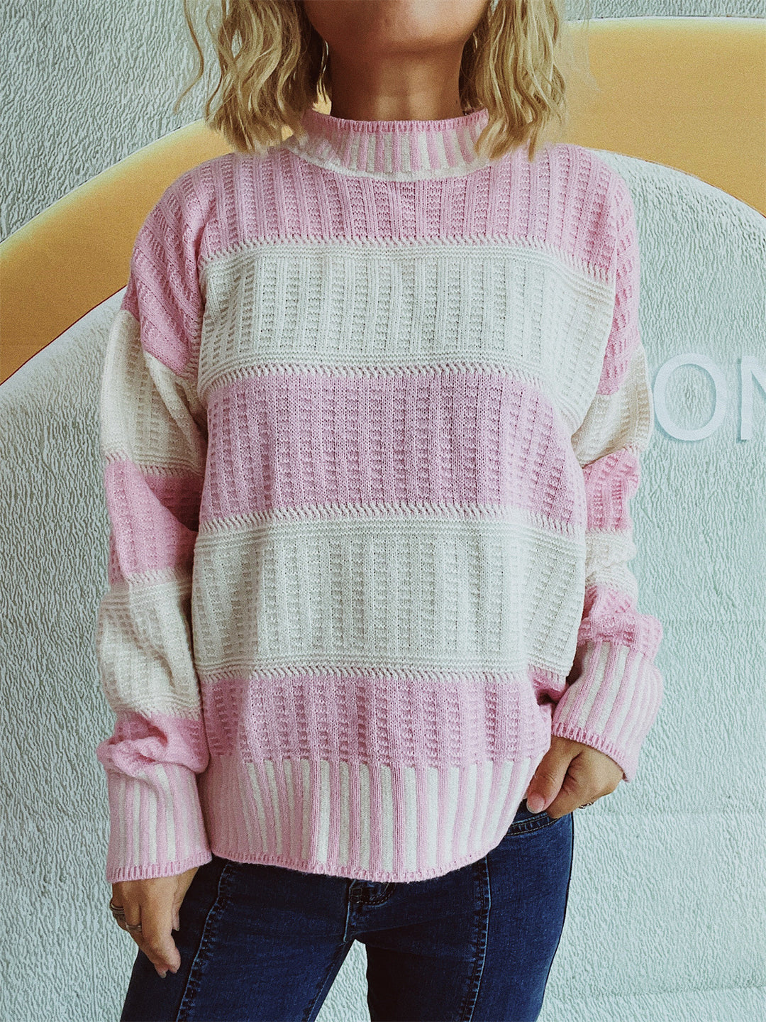 Pull en tricot élégant pour femmes avec un motif rayé unique et de hauts bords Chic & Stil