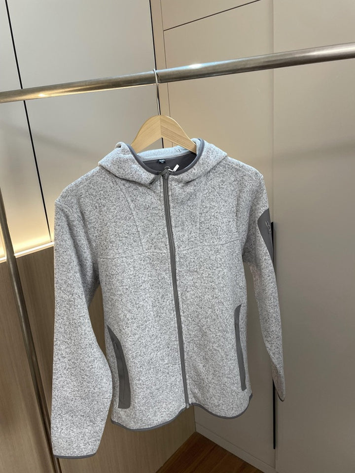 Veste fonctionnelle femme avec capuche respirante et poches zippées sur les côtés Chic & Stil