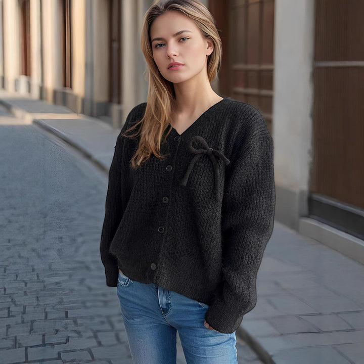 Cardigan en tricot confortable pour femmes avec une texture fine et des détails de boutons décoratifs Chic & Stil