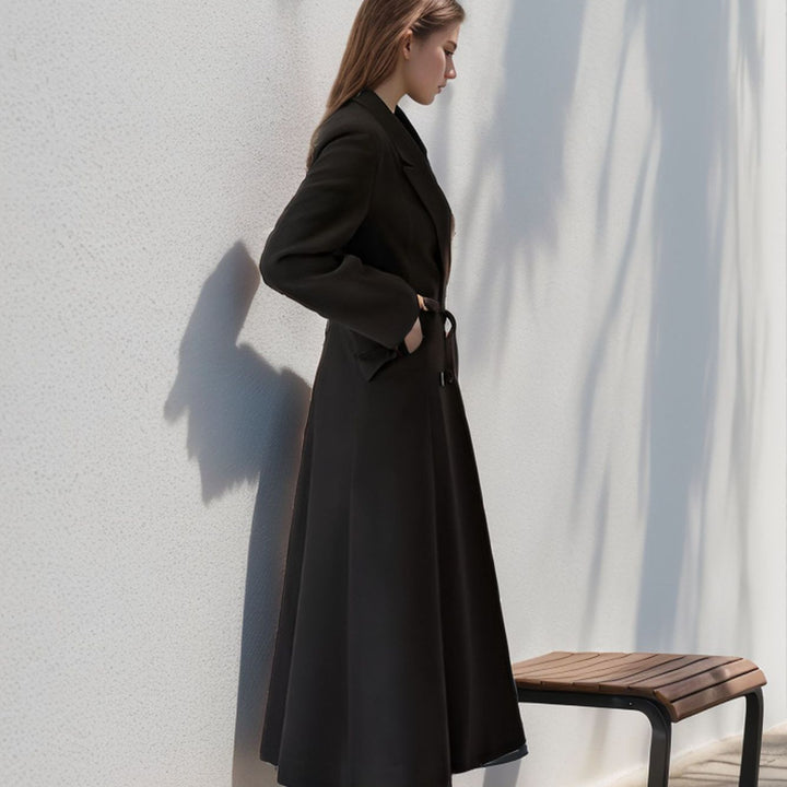 Elegant winter coat, fitted for ladies with double-breasted fastening and practical pockets Lune London