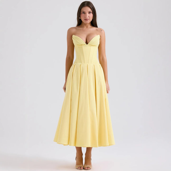 Maxi Couture Dress for women with an elegant heart neckline and a flared skirt Chic & Stil