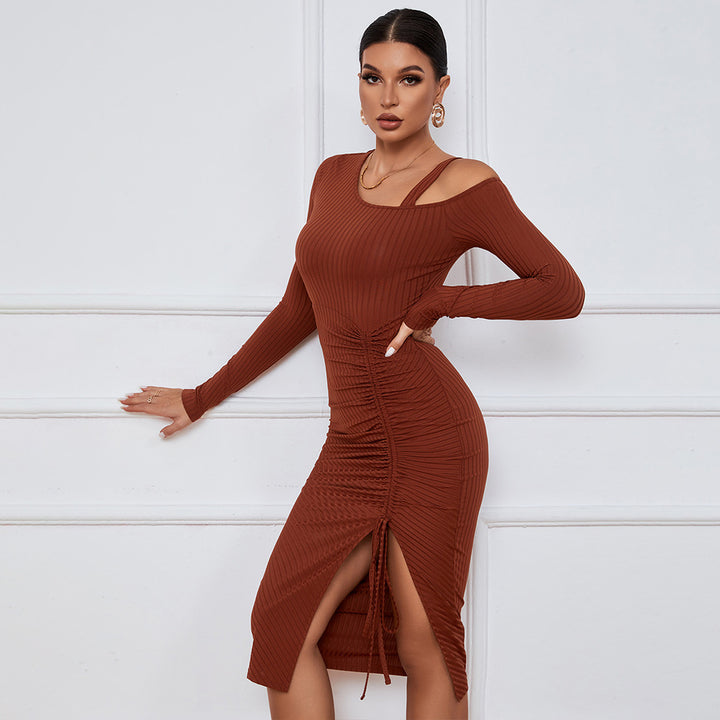 Robe côtelée ajustée pour femme avec décolleté asymétrique et fronces sophistiquées Chic & Stil