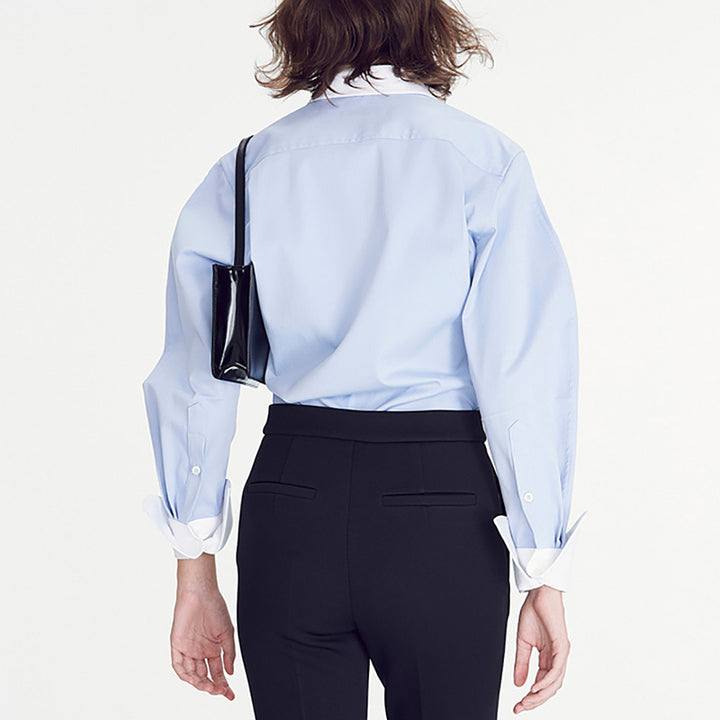 Chemisier élégant pour femmes avec une coupe moderne et des détails contrastants Chic & Stil