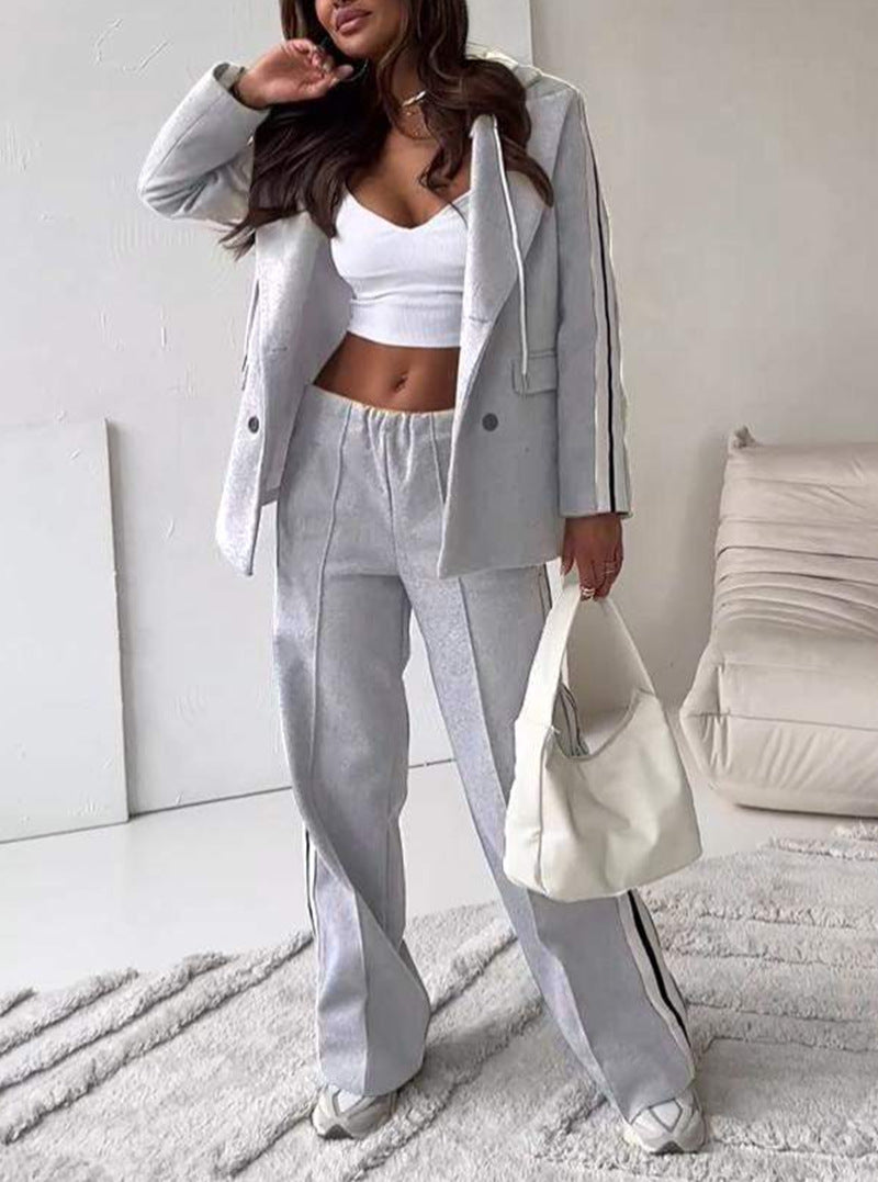 Ensemble de survêtement à la mode pour femmes avec une coupe décontractée et des détails rayés Chic & Stil