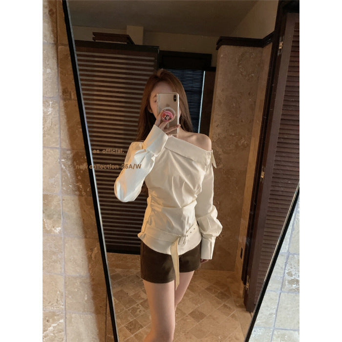 Women's elegant off-shoulder top with decorative belt Chic & Stil