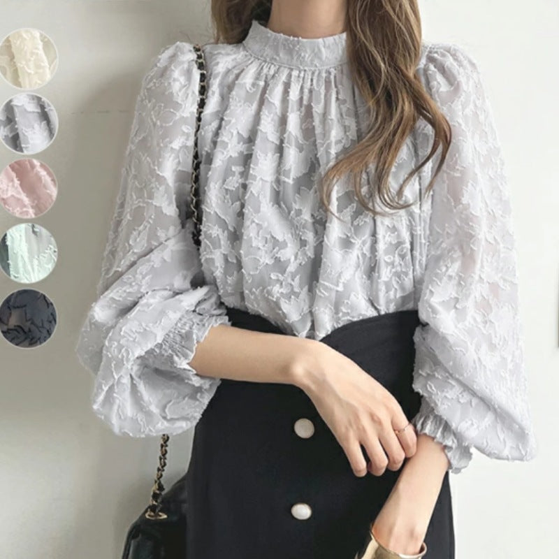 Femme blouse élégante avec des bouquets de fleurs et des manches volumineuses Chic & Stil