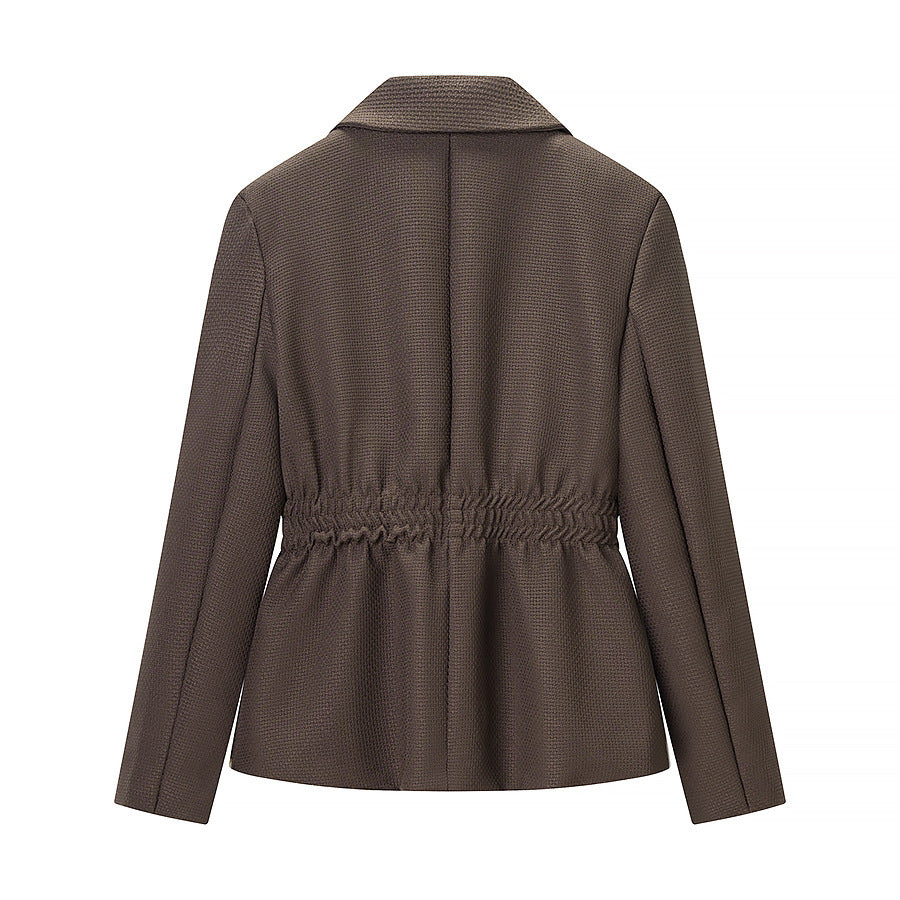 Veste blazer pour femmes avec un look sur mesure et des détails de volants raffinés Chic & Stil
