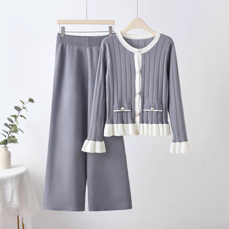 Elegant knitted loungewear set for women with applied pockets and chic frills