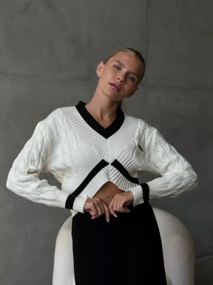 Pull crop en maille pour femme avec col en V et détails contrastés Chic & Stil