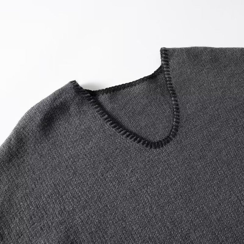 Casual knit sweater for women with V-neck and practical pockets Lune London