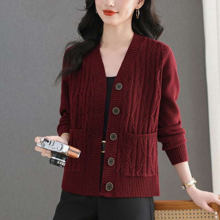 Cardigan pour femmes avec un motif à cables fins et poches pratiques Chic & Stil