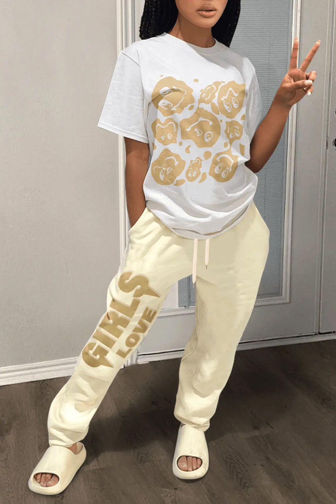 Comfortable women's jogging pants with motivational inscription Lune London