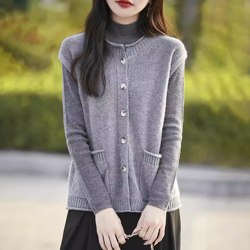 Gilet tricoté pour femmes avec poches et détail de bouton Chic & Stil