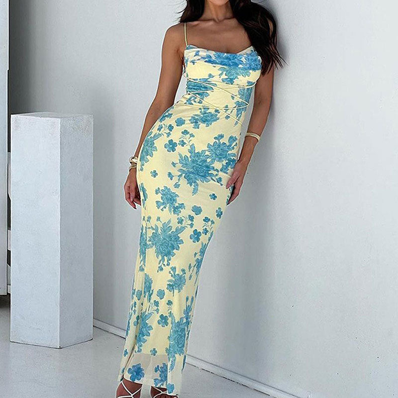 Robe maxi pour femmes avec des détails de drapés raffinés et des motifs floraux Chic & Stil
