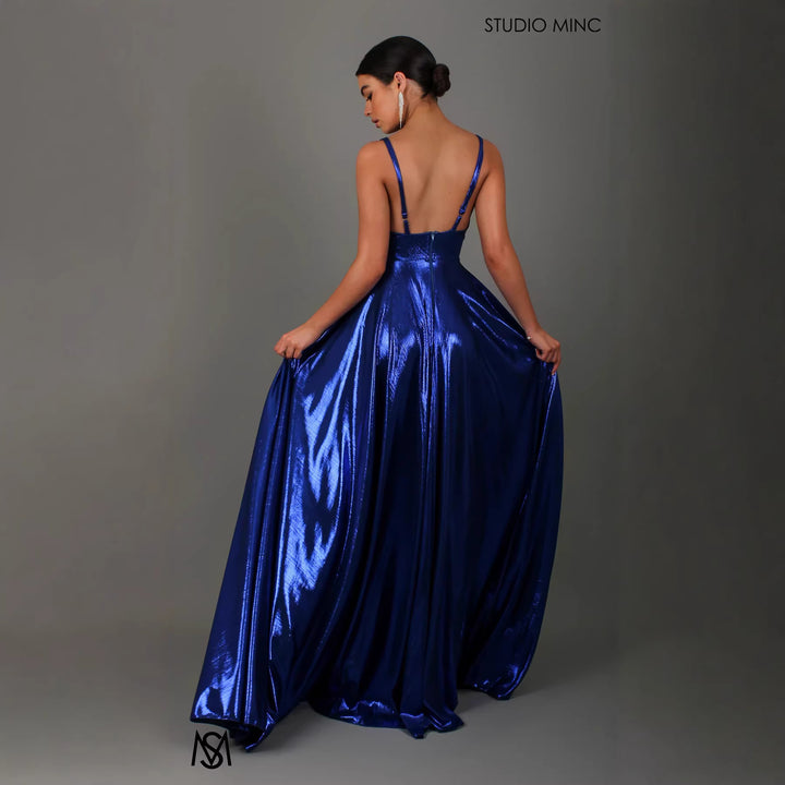 Glamorous maxi dress for women with deep V-neck and slit Chic & Stil