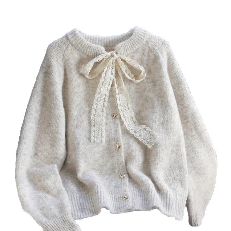 Cardigan femme cozy avec détails de boutons en forme de cœur et accent de nœud Chic & Stil